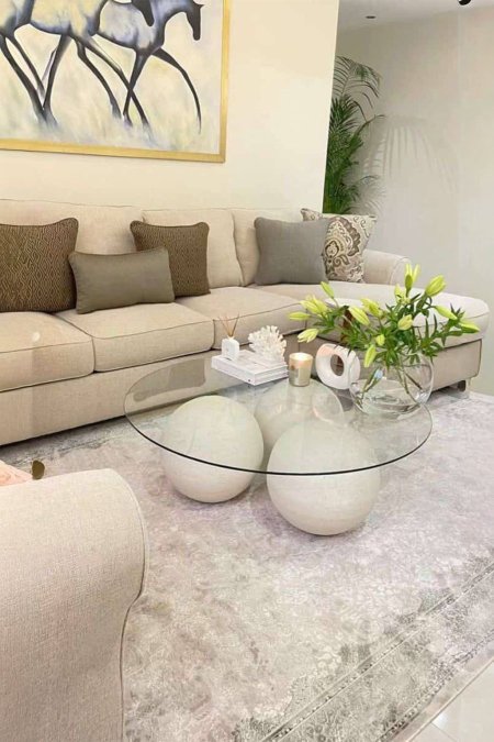 ⚪ طاولة زجاجية بقاعدتين كرويتين